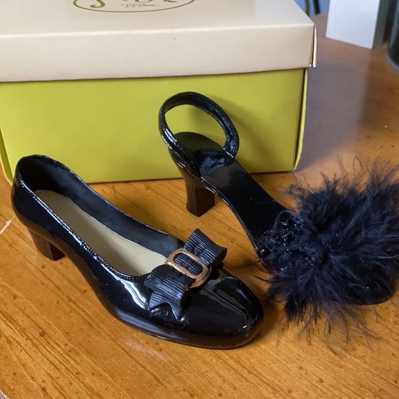 2 Collectible shoe figurines by Sarna Inc - Picture 2 of 9